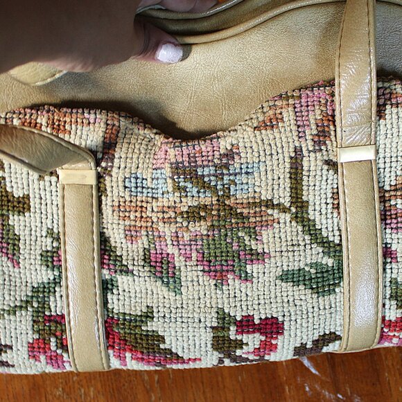 Tan floral carpet style double handle 4 metal feet zipper closure hand bag - Picture 7 of 9